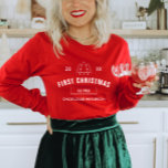 Novo Natal como Camisa Vermelha da Sra.<br><div class="desc">Celebre o primeiro Natal como uma mulher casada com esta divertida e comprida tenda! A roupa perfeita para uma sessão de fotos festiva,  esta camisa certamente fará qualquer novo sorriso de noiva. Pode ser personalizado para atender às suas necessidades. © Gorjo Designs. Feito para você através da plataforma Zazzle.</div>