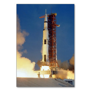 Numeração De Mesa A Terra agita como Saturno V irradia Skyward em Lu