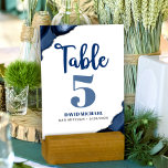 Numeração De Mesa Bar Mitzvah Bold Marinho Moderno Blue Agate Script<br><div class="desc">Nenhum partido do Bar Mitzvah está concluído sem cartões de número de tabela personalizados. Que seu filho se orgulhe, se alegre e comemore seu marco no seu partido perfeitamente coordenado. Script de caligrafia azul-marinho, tipografia azul-e-cinza em negrito e macia, e rochas azuis de aço acentuadas com veias falsas prateadas sobrepõem...</div>