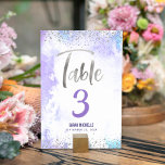Numeração De Mesa Bat Mitzvah Purple Watercolor Silver Glitter Girly<br><div class="desc">Nenhuma festa do Bat Mitzvah está completa sem cartões de números de tabela personalizados. Deixe o seu Bat Mitzvah favorito se orgulhar, se regozijar e celebrar seu marco em seu partido perfeitamente coordenado. Escrita manuscrita manuscrita e minúscula, moderna e cintilante folha de papel prateado e pequenos pontos sobrepõem um fundo...</div>