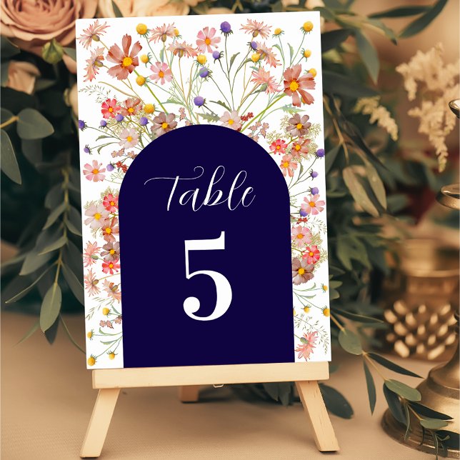 Numeração De Mesa Boho Floral de Flores Silvestres de Outono Azul Ma (Boho fall wildflower floral arch elegant script navy blue and white wedding table number card)