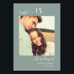 Numeração De Mesa Caligrafia Foto Casamento de Sábio Duplo Verde<br><div class="desc">O Script Elegante de Caligrafia Sage Green Wedding Table Numbers de dois lados com foto personalizada personalizada. Ajude seus hóspedes a encontrar facilmente seu caminho com estas simples e elegantes placas de números de tabela de dois lados. Adicione facilmente fotos, números, nomes e data! Apresenta uma caligrafia bonito com letras...</div>