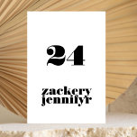 Numeração De Mesa Casamento Branca Negra Negra Moderna<br><div class="desc">Este design faz parte de uma coleção - por favor, contacte-me se precisar de mais artigos de papelaria Este design moderno é minimalista, mas lúdico, com a colocação perfeita de texto preto e branco, resultando num olhar arrumado e limpo. Este design é personalizável para outras cores e faz parte de...</div>