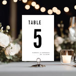 Numeração De Mesa Casamento Chic Bold Negro e Branco Moderno Monogra<br><div class="desc">Direto para os hóspedes com este cartão negrito e branco da mesa de casamento. Apresentando uma tipografia impressionante e um layout minimalista, é perfeito para recepções modernas, de cidades ou de gravata negra. Personalize o número e o texto a serem coordenados com a suíte de papelaria de casamento de seu...</div>