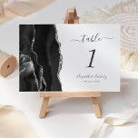Numeração De Mesa Casamento com Agata Negra Moderna<br><div class="desc">A borda esquerda desta elegante e moderna placa de número da mesa de casamento apresenta uma coloração aquosa preta,  aparada com falso brilho prateado. O texto personalizável combina a escrita manual de cinzas de carvão,  e as fontes itálicas e em placas em um fundo branco.</div>