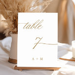 Numeração De Mesa Casamento de Caligrafia Romântica Dourada Número 7<br><div class="desc">Mesa 7. Verifique todos os números disponíveis. | Número da mesa de casamento romântica e elegante para caligrafia espiritual com monogramas. Para uma personalização mais avançada deste design,  clique no BOTÃO FERRAMENTA DESIGN AZUL acima!</div>