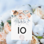 Numeração De Mesa Casamento de Escuros Florais de Pêssego Azul-Inver<br><div class="desc">Florais De Pêssego Azul De Inverno Manuscrito Casamento. A mesa é definida em um script de escrita manual e o número da sua mesa embaixo com florais festivos de cor azul e pêssego, que fazem fronteira com o topo por trás de um gradiente de cor, com o texto parcialmente sobreposto....</div>