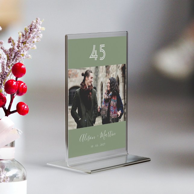 Numeração De Mesa Casamento de Foto Verde do Elegante White Script S (Personalized Elegant White Script Sage Green Photo Wedding Table Number)