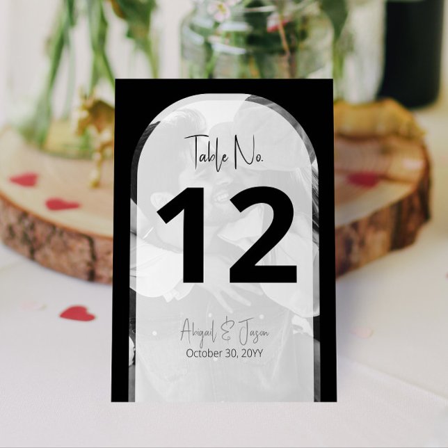 Numeração De Mesa Casamento de Fotografias a Preto e Branco 💍 Minim (Your photo is automatically converted for our minimalist black + white arched Wedding Table Numbers)