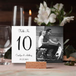 Numeração De Mesa Casamento de Fotografias Negra e Branca Moderna<br><div class="desc">Simples mas elegante, esses cartões de números de mesas de casamento preto e branco são tão fáceis de personalizar para sua ocasião especial e fariam os cartões de mesa perfeitos para seu casamento, chá de panela, festa de noivado, festa de aniversário e muitas outras ocasiões especiais. Adicione seu texto personalizado...</div>