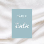 Numeração De Mesa Casamento de guião clássico azul Dusty<br><div class="desc">Um fundo azul empoeirado,  texto branco. Personalize e adicione seus números de tabela. Adicione seus números um a um.</div>