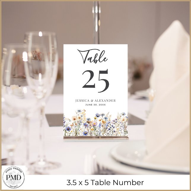Numeração De Mesa Casamento de Script Elegante de Flores Selvagens A (Dusty Blue Wildflowers Elegant Script Wedding Table Number with Couple Names, Wedding Date.)