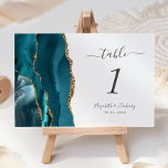 Numeração De Mesa Casamento Dourado de Agata Azul Teal<br><div class="desc">A borda esquerda desta elegante e moderna placa de número da mesa de casamento apresenta uma cor azul-lacrimogênea,  borda agitada com falso brilho dourado. O texto personalizável combina a escrita manual de cinzas de carvão,  as fontes itálicas e de chapa em um fundo branco.</div>