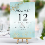Numeração De Mesa Casamento Dourado de Teal Mist de Luxo Moderno<br><div class="desc">Elevem a sua recepção de casamento com estes sofisticados números de tabela. A design moderna apresenta uma sonhadora névoa lacrimogélica acentuada com golpes de ouro luxuosos, criando um sutil, mas marcante efeito. Essas placas personalizáveis combinam facilmente o estilo contemporâneo com um toque de opulência, fazer-as como a adição perfeita ao...</div>