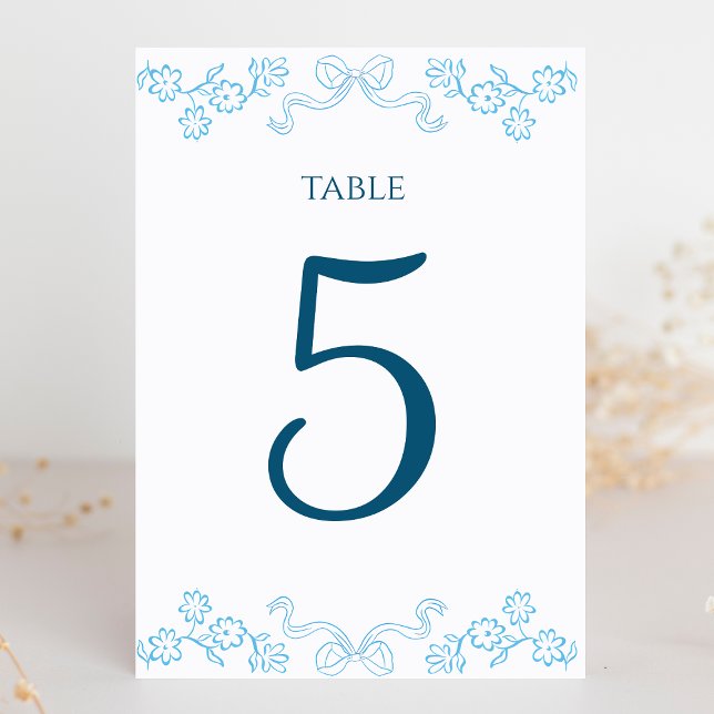 Numeração De Mesa Casamento Floral e Azul Arco Desenhado à Mão Elega (Add a charming touch to your wedding with these floral and bow table number cards in soft blue.)