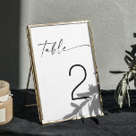 Numeração De Mesa Casamento Mínimo de Script Moderno Preto e Branco<br><div class="desc">Elevem a decoração de casamento com este número minimalista de mesa preto e branco, com tipografia elegante de roteiro. A design oferece uma estética limpa e moderna, fazer-a uma escolha versátil para vários temas de casamento, incluindo estilos contemporâneos, rústicos ou clássicos. Ideal para casais que procuram uma aparência sofisticada e...</div>
