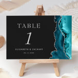 Numeração De Mesa Casamento Negro Dark de Prata Azul Teal<br><div class="desc">A borda direita desta elegante e moderna placa de número da mesa de casamento apresenta uma cor azul-lacrimogênea,  borda com falso brilho prateado. O texto personalizável combina fontes de serif romana de cinza prateada,  itálico e de placa de impressão em um fundo fora do preto.</div>