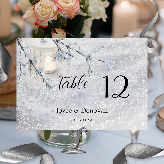 Numeração De Mesa Casamento no inverno de Lanterna de Neve Espumante (Winter table number card featuring a candle lit lantern in sparkling snow)