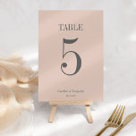 Numeração De Mesa Casamento Simples Elegante de Blush Dusty na moda<br><div class="desc">Esta simples e elegante carta de números de mesas adiciona um toque de sofisticação à vossa decoração de casamento. Com um fundo suave e números ousados e fáceis de ler, ele foi projetado para ser bonito e prático. Personalizado com seus nomes e data de casamento, este cartão traz um toque...</div>