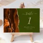 Numeração De Mesa Casamento Verde Oleícola De Agata Laranja Queimada<br><div class="desc">A borda esquerda desta elegante e moderna placa de número da mesa de casamento apresenta uma borda de cor de água laranja queimada,  aparada com falsa brilho dourado. O texto personalizável combina as fontes de letra alta,  itálico e compacta em um fundo verde-oliva.</div>