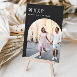 Numeração De Mesa Código de Foto e Aeroporto do Tema de Viagem de Ca<br><div class="desc">Adicione um toque especial de acabamento às suas mesas de recepção de casamento com estas placas de número personalizadas da tabela de fotos. Nomeie cada mesa após um destino de viagem memorável e adicione uma foto e o nome de destino a essas placas de mesa exclusivas. Sua foto está alinhada...</div>