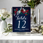 Numeração De Mesa Convidado de casamento Burgundy, marinho de invern<br><div class="desc">Trendy floral table number modelo com burgundy vermelha e colônias brancas com ramos sazonais de abeto verde de pinheiro, bagas vermelhas e folhagem em fundo azul escuro de marinho e escrita à mão como um roteiro de tipografia. Personalize-o com as suas informações de convidado de casamento! Ao fazer o pedido,...</div>