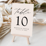 Numeração De Mesa Cream Modern Elegance Wedding<br><div class="desc">Trendy, cartões minimalistas de números das mesas de casamento com letras negras modernas com "Mesa" em um roteiro de caligrafia moderno. O design apresenta um fundo bege cremoso ou uma cor de sua escolha. O design repete atrás. Para solicitar os cartões de mesa: adicione seu nome, data do casamento e...</div>