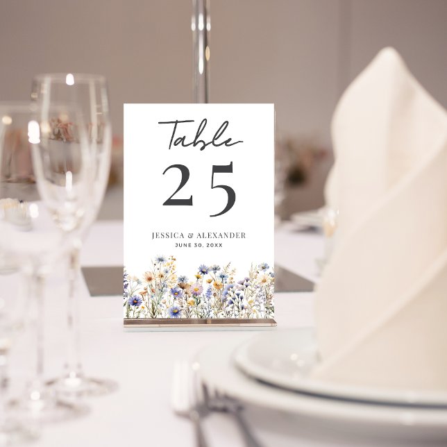 Numeração De Mesa Dusty Blue Wildflower Script Elegante Casamento (Dusty Blue Wildflowers Elegant Script Wedding 3.5 x 5 Table Number with Couple Names, Date.)