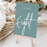 Numeração De Mesa Dusty Teal Hand Scripting Mesa OITO<br><div class="desc">Cartões simples e chic de mesa, em cor poeirenta e branco, fazem uma declaração elegante no seu casamento ou evento. Design apresenta "mesa [number]" em uma combinação de olhares de serif clássica e de caracteres de script manuscritos. Design repete-se de ambos os lados. Cartões numerados individualmente vendidos separadamente; solicite cada...</div>