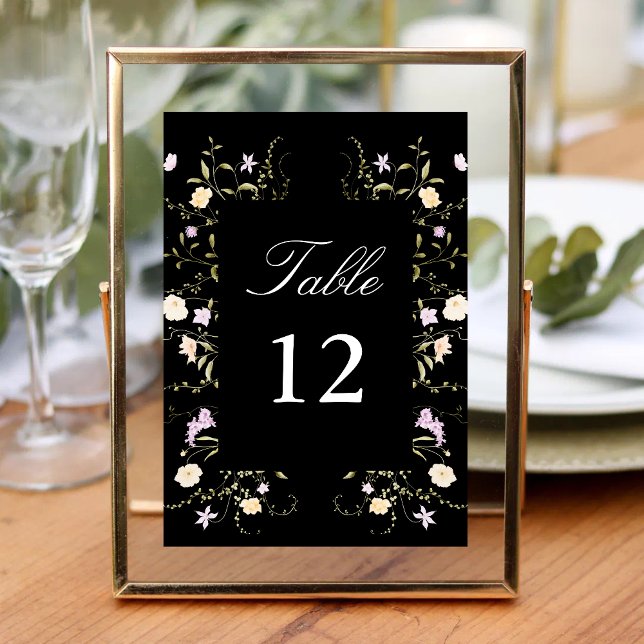 Numeração De Mesa Flores Selvagens Pretas e Brancas Caligrafia de Ca (Black and white wildflowers calligraphy table number guides guests with elegant floral charm.)