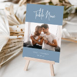 Numeração De Mesa Foto Moderna manuscrita   Classic Serif<br><div class="desc">Cartões simples e chicos de números de mesas em Azul Dusty e branco fazem uma declaração elegante no seu casamento ou evento. Design apresenta "mesa [número]" em caracteres manuscritos de script, duas linhas adicionais de texto personalizado na parte inferior (mostradas com seus nomes e data do evento). Personalize com uma...</div>