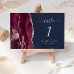 Numeração De Mesa Marinho Azul de Agata da Burgundia Moderna<br><div class="desc">A borda esquerda desta elegante e moderna placa de número da mesa de casamento apresenta uma borda de cor-d-água borrifada,  aparada com falso brilho prateado. O texto personalizável combina a escrita manual de cinzas prateadas,  as fontes itálicas e em placas em um fundo azul marinho.</div>
