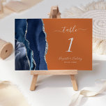 Numeração De Mesa Marinho Azul Prata Agate Laranja Queimado Casament<br><div class="desc">A borda esquerda desta elegante e moderna placa de número da mesa de casamento apresenta uma marinho azul de aquarela agata borda aparada com falso brilho prateado. O texto personalizável combina a escrita manual de cinzas prateadas,  as fontes itálicas e em placas em um fundo laranja queimado.</div>