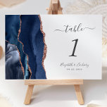 Numeração De Mesa Marinho Azul Rosa Dourado Agate Casamento<br><div class="desc">A borda esquerda desta elegante e moderna placa de número da mesa de casamento apresenta uma marinho azul de aquarela agata borda aparada com falso rosa dourado. O texto personalizável combina a escrita manual de cinzas de carvão,  as fontes itálicas e de chapa em um fundo branco.</div>
