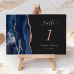 Numeração De Mesa Marinho Azul Rosa Dourado Agate Casamento Escuro<br><div class="desc">A borda esquerda desta elegante e moderna placa de número da mesa de casamento apresenta uma marinho azul de aquarela agata borda aparada com falso rosa dourado. O texto personalizável combina a escrita manual cor-de-rosa-rosa,  as fontes itálicas e de impressão em um plano de fundo não preto.</div>