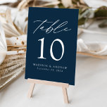 Numeração De Mesa Marinho Modern Elegance Wedding<br><div class="desc">Trendy, cartões minimalistas de números das mesas de casamento com cartas brancas modernas com "Mesa" em um roteiro de caligrafia moderno. O design apresenta um fundo ou cor do marinho escolhido. O design repete atrás. Para solicitar os cartões de mesa: adicione seu nome, data do casamento e número da tabela....</div>