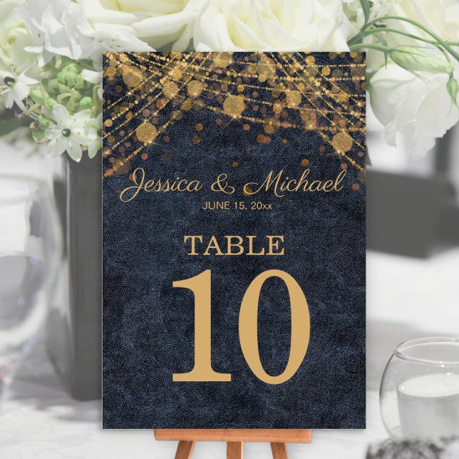 Numeração De Mesa Marinho Rústico de Música Azul Corda Dourada LIght (Rustic chic navy blue and gold string lights wedding table number card)