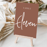 Numeração De Mesa Mesa 12 com script de mão enferrujada<br><div class="desc">Cartões simples e chic em tons de terra, marrom e branco, fazem uma declaração elegante no seu casamento ou evento. Design apresenta "mesa [number]" em uma combinação de olhares de serif clássica e de caracteres de script manuscritos. Design repete-se de ambos os lados. Cartões numerados individualmente vendidos separadamente; solicite cada...</div>