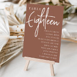 Numeração De Mesa Mesa 81 com script da mão de ferrugem   nomes de c<br><div class="desc">Cartões simples e chic em tons de terra, marrom e branco, fazem uma declaração elegante no seu casamento ou evento. Design apresenta "mesa [number]" em uma combinação de olhares de serif clássica e de caracteres de script manuscritos, com nomes individuais de convidados por baixo. Design repete-se de ambos os lados....</div>