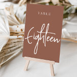Numeração De Mesa Mesa 81 com script de mão enferrujada<br><div class="desc">Cartões simples e chic em tons de terra, marrom e branco, fazem uma declaração elegante no seu casamento ou evento. Design apresenta "mesa [number]" em uma combinação de olhares de serif clássica e de caracteres de script manuscritos. Design repete-se de ambos os lados. Cartões numerados individualmente vendidos separadamente; solicite cada...</div>