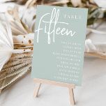 Numeração De Mesa Mesa com script à mão 50   Nomes de convidado<br><div class="desc">Cartões simples e chic em Sage Green e White fazem uma declaração elegante no seu casamento ou evento. Design apresenta "mesa [number]" em uma combinação de olhares de serif clássica e de caracteres de script manuscritos, com nomes individuais de convidados por baixo. Design repete-se de ambos os lados. Cartões numerados...</div>