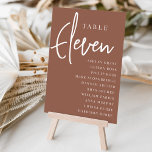 Numeração De Mesa Mesa com script de ferrugem ELEVEN   Nomes de conv<br><div class="desc">Cartões simples e chic em tons de terra, marrom e branco, fazem uma declaração elegante no seu casamento ou evento. Design apresenta "mesa [number]" em uma combinação de olhares de serif clássica e de caracteres de script manuscritos, com nomes individuais de convidados por baixo. Design repete-se de ambos os lados....</div>