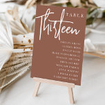 Numeração De Mesa Mesa com script de ferrugem TRINTA e nomes de conv<br><div class="desc">Cartões simples e chic em tons de terra, marrom e branco, fazem uma declaração elegante no seu casamento ou evento. Design apresenta "mesa [number]" em uma combinação de olhares de serif clássica e de caracteres de script manuscritos, com nomes individuais de convidados por baixo. Design repete-se de ambos os lados....</div>