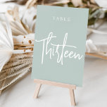 Numeração De Mesa Mesa com script de mão verde de sábado pálido TRIN<br><div class="desc">Cartões simples e chic em Pale Sage Green e em branco fazem uma declaração elegante no seu casamento ou evento. Design apresenta "mesa [number]" em uma combinação de olhares de serif clássica e de caracteres de script manuscritos. Design repete-se de ambos os lados. Cartões numerados individualmente vendidos separadamente; solicite cada...</div>