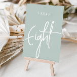 Numeração De Mesa Mesa com Script de Mão Verde de Sábio Pálido OITO<br><div class="desc">Cartões simples e chic em Pale Sage Green e em branco fazem uma declaração elegante no seu casamento ou evento. Design apresenta "mesa [number]" em uma combinação de olhares de serif clássica e de caracteres de script manuscritos. Design repete-se de ambos os lados. Cartões numerados individualmente vendidos separadamente; solicite cada...</div>
