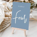 Numeração De Mesa Mesa com script Dusty Blue Hand quatro<br><div class="desc">Cartões simples e chicos de números de mesas em Azul Dusty e branco fazem uma declaração elegante no seu casamento ou evento. Design apresenta "mesa [number]" em uma combinação de olhares de serif clássica e de caracteres de script manuscritos. Design repete-se de ambos os lados. Cartões numerados individualmente vendidos separadamente;...</div>