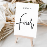 Numeração De Mesa Mesa com script preto e branco quatro<br><div class="desc">Cartões simples e chic em preto e branco clássico fazem uma declaração elegante no seu casamento ou evento. Design apresenta "mesa [number]" em uma combinação de olhares de serif clássica e de caracteres de script manuscritos. Design repete-se de ambos os lados. Cartões numerados individualmente vendidos separadamente; solicite cada número de...</div>