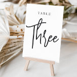 Numeração De Mesa Mesa com script preto e branco três<br><div class="desc">Cartões simples e chic em preto e branco clássico fazem uma declaração elegante no seu casamento ou evento. Design apresenta "mesa [number]" em uma combinação de olhares de serif clássica e de caracteres de script manuscritos. Design repete-se de ambos os lados. Cartões numerados individualmente vendidos separadamente; solicite cada número de...</div>