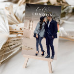 Numeração De Mesa Mesa de Foto de Destino de Viagem de Casamento<br><div class="desc">Adicione um toque especial de acabamento às suas mesas de recepção de casamento com estas placas de nome de mesa de fotos personalizadas. Nomeie cada mesa após um destino de viagem memorável e adicione uma foto e o nome de destino. Sua foto aparece no cheio sangrando com o nome do...</div>