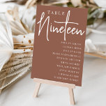 Numeração De Mesa Mesa NINEEN com script de mão enferrujada   nomes<br><div class="desc">Cartões simples e chic em tons de terra, marrom e branco, fazem uma declaração elegante no seu casamento ou evento. Design apresenta "mesa [number]" em uma combinação de olhares de serif clássica e de caracteres de script manuscritos, com nomes individuais de convidados por baixo. Design repete-se de ambos os lados....</div>